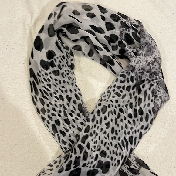 Beautiful Animal Print Black and White Wrap Around Shawl or Scarf One Size - Picture 3 of 5